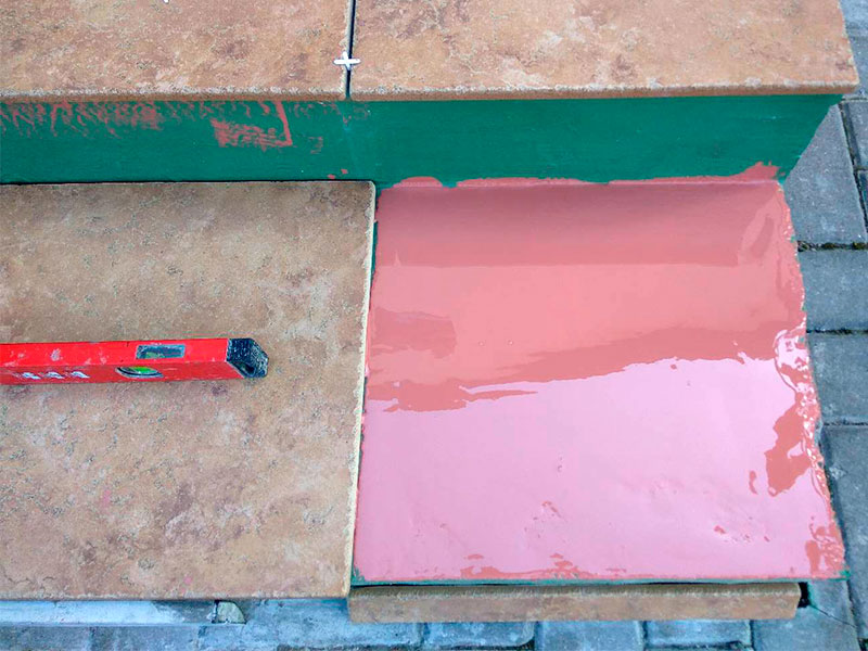 Приклеивание керамической плитки